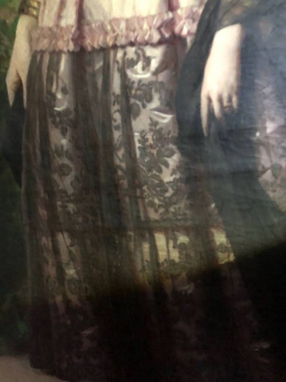 Détails de la robe en soie rose recouverte de dentelle noire de Chantilly